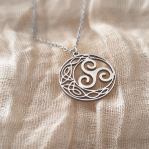 Amuleto colgante Luna tejida